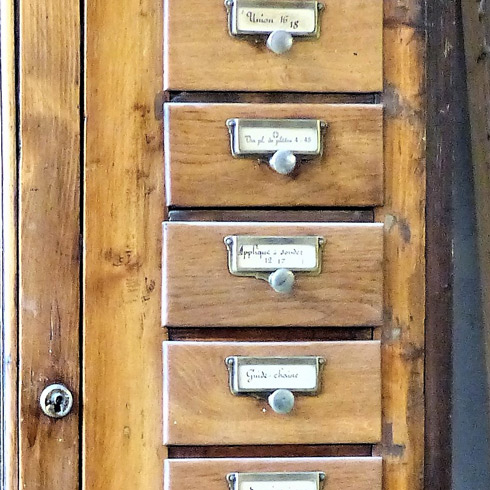 article l Etablisienne detail meuble de metier a tiroirs de la piece principale Ambiances VcommeSamedi