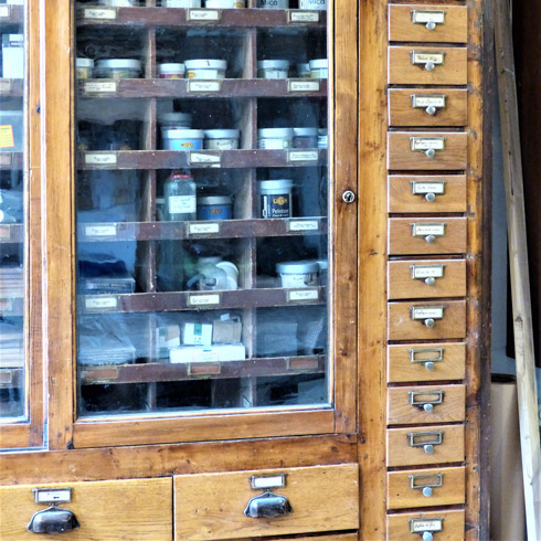 article l Etablisienne detail meuble de metier a tiroirs et vitre de la piece principale Ambiances VcommeSamedi