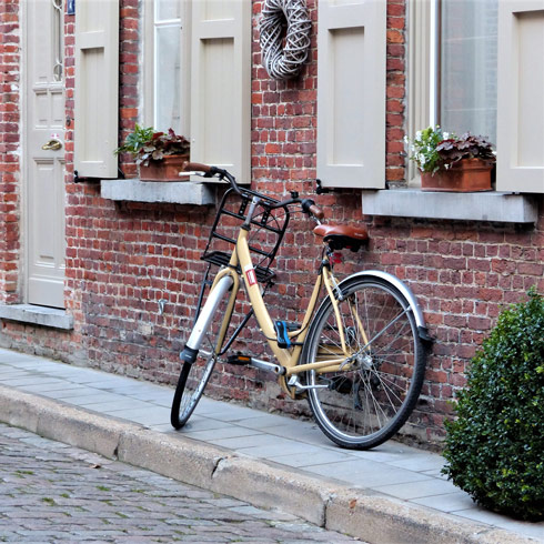 article les petites reines de Bruges facade de briques rouges Ambiances VcommeSamedi