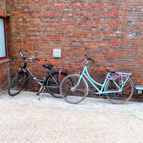 article les petites reines de Bruges facade de briques rouges sol pave Ambiances VcommeSamedi