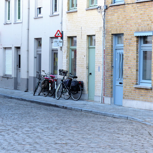 article les petites reines de Bruges rue pavee Ambiances VcommeSamedi