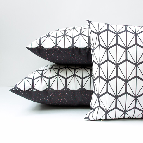 article mademoiselle dimanche coussins fragments noir Influences VcommeSamedi